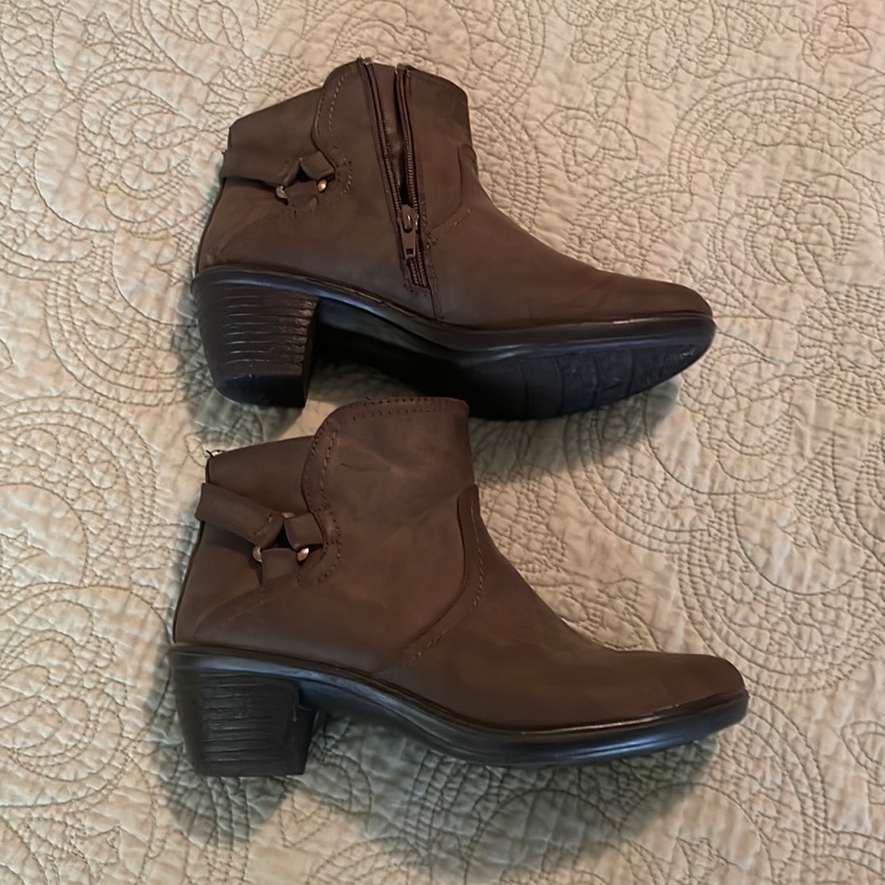 Size 8, like new ankle boot, grey, extremely comfortable, 1 1/2 inch heel